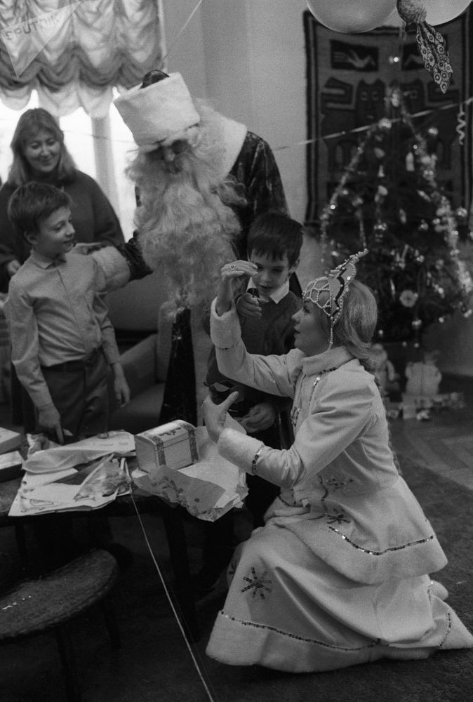Ông già Tuyết và Công chúa Tuyết tặng quà cho các em nhỏ năm 1987.