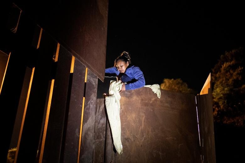 Dù biết rằng sẽ đối diện với nguy cơ bị giới chức Mỹ bắt giữ nhưng nhiều người dân nhập cư này hy vọng việc vượt biên trái phép như vậy có thể sẽ giúp họ được đăng ký xin tị nạn ở Mỹ.