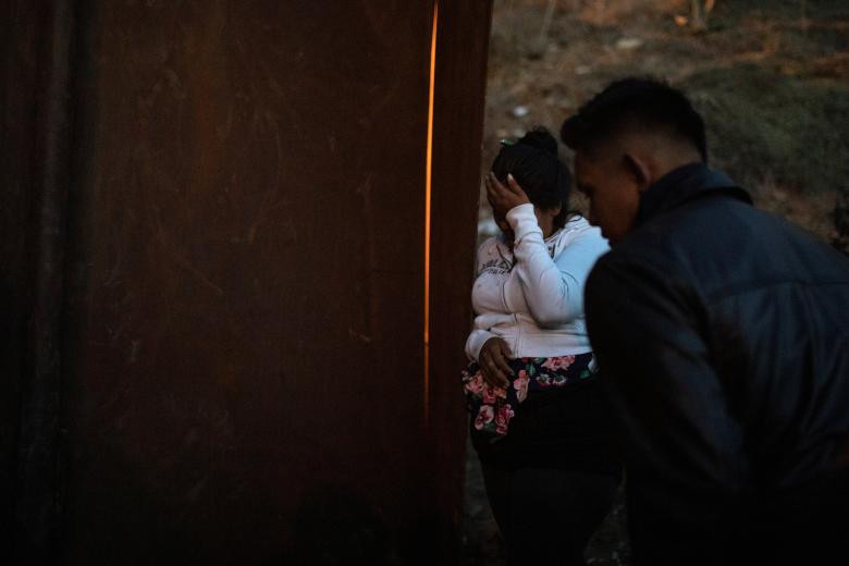 Phản ứng thất vọng của một phụ nữ đến từ Honduras sau khi không thể vượt qua hàng rào biên giới để vào Mỹ hôm 2/12.