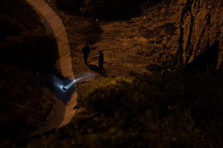 Lực lượng Biên phòng và Hải quan Mỹ tuần tra dọc bức tường biên giới Mỹ-Mexico ở San Diego ngày 2/12.