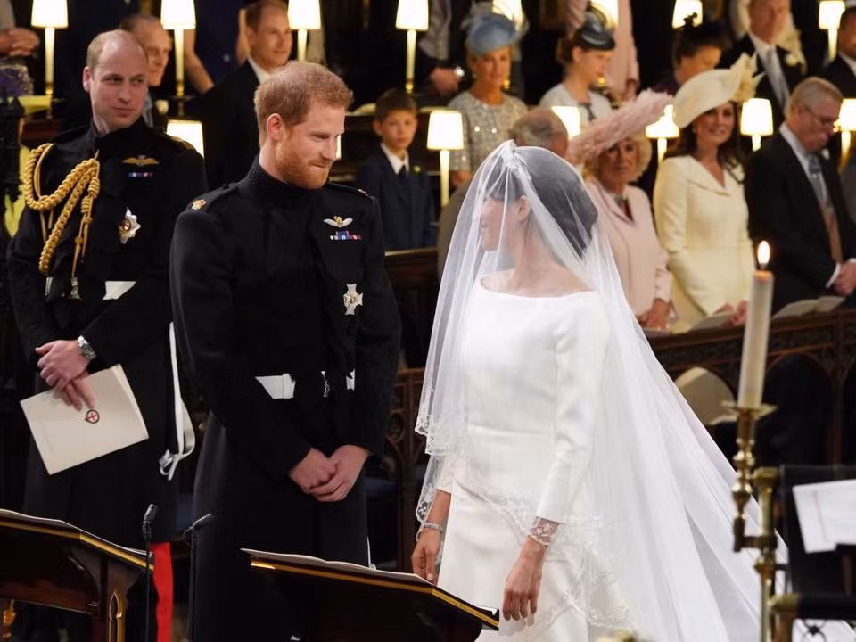 Biểu cảm của Hoàng tử Harry khi nhìn cô dâu xinh đẹp Meghan Markle trong đám cưới.