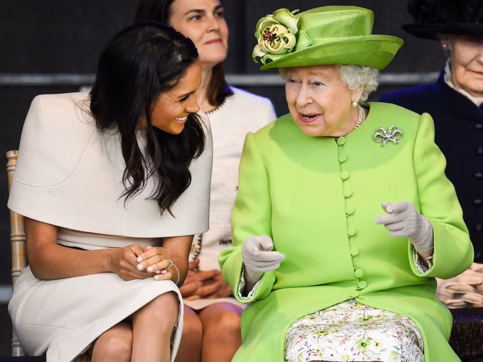 Công nương Markle ngồi trò chuyện vui vẻ với Nữ hoàng Elizabeth II trong chuyến thăm Cheshire, Anh.