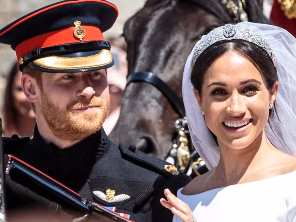 Vợ chồng Hoàng tử Harry ngồi trên xe ngựa vẫy chào đám đông sau hôn lễ tại Lâu đài Windsor.