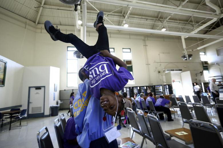 Tylan Gregory chơi đùa với cô con gái 5 tuổi Tyla tại nhà tù Folsom ở California tháng 7/2011.