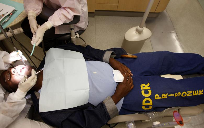 Một tù nhân được nha sĩ khám răng tại phòng y tế của nhà tù San Quentin ở California ngày 8/6/2012.