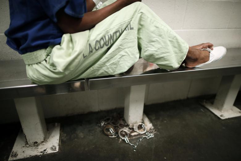 Nữ tù nhân ngồi trong phòng giam tại nhà tù ở Lynwood hồi tháng 4/2013.