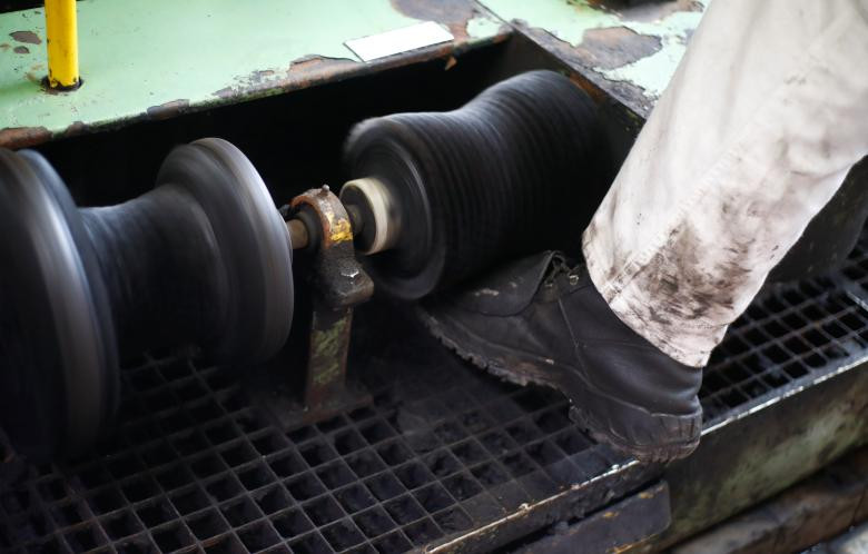 Một thợ mỏ “đánh bóng” giày sau ca làm việc của mình ngày 17/9.