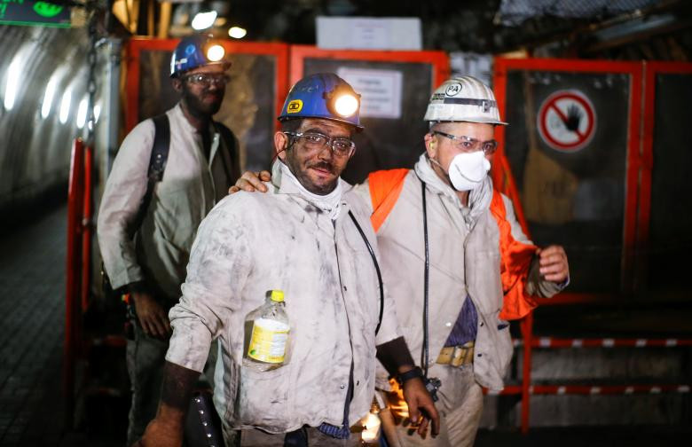 Các thợ mỏ rời khỏi hầm số 7, cách mặt đất khoảng 1.200 mét, ngày 17/9/2018.