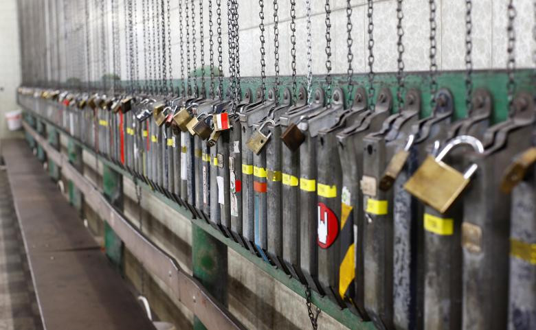 Tủ đựng đồ cá nhân của các thợ mỏ được khóa cẩn thận.