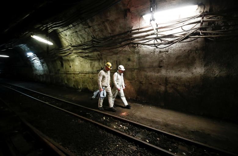 Hai thợ mỏ đi bộ trong khu hầm số 6, cách mặt đất khoảng 1000 mét.