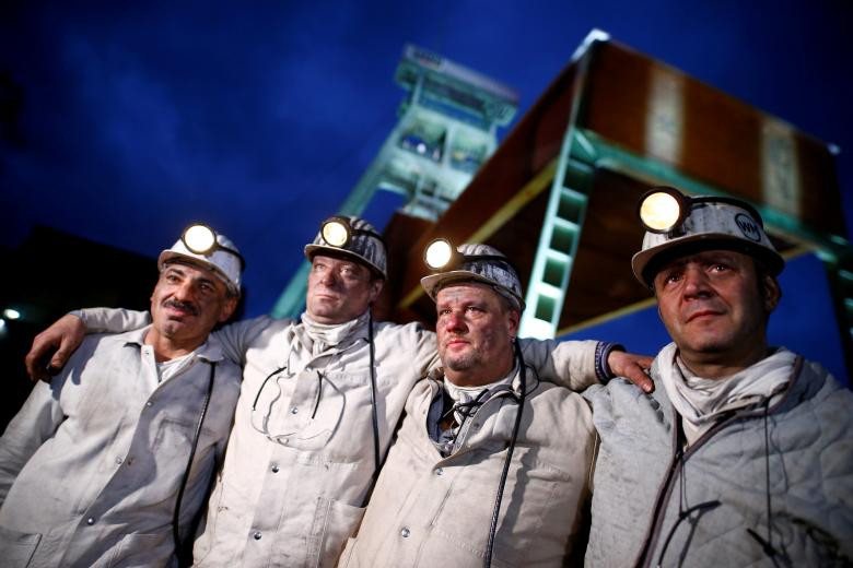 Các thợ mỏ chụp ảnh lưu niệm trước mỏ than đá đen Franz Haniel ngày 21/12.