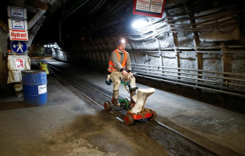 Một thợ mỏ làm việc trong khu hầm số 6 ngày 11/12.