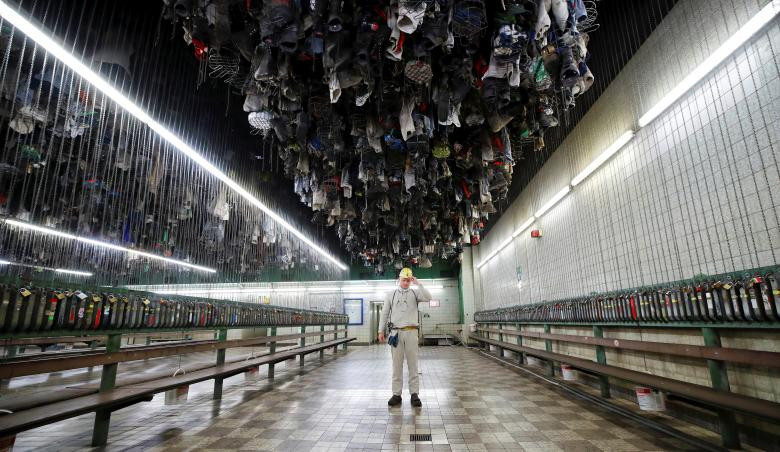 Marcel Pawlinka, một thợ mỏ 24 tuổi, đứng trong phòng thay và giặt đồ tại khu mỏ Franz Haniel ngày 11/12.