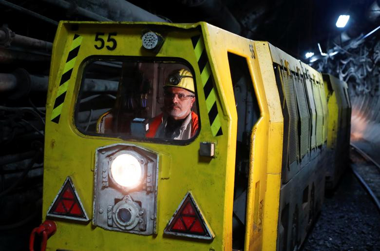 Một người lái toa tàu chở than đá trong mỏ Franz Haniel ngày 11/12.