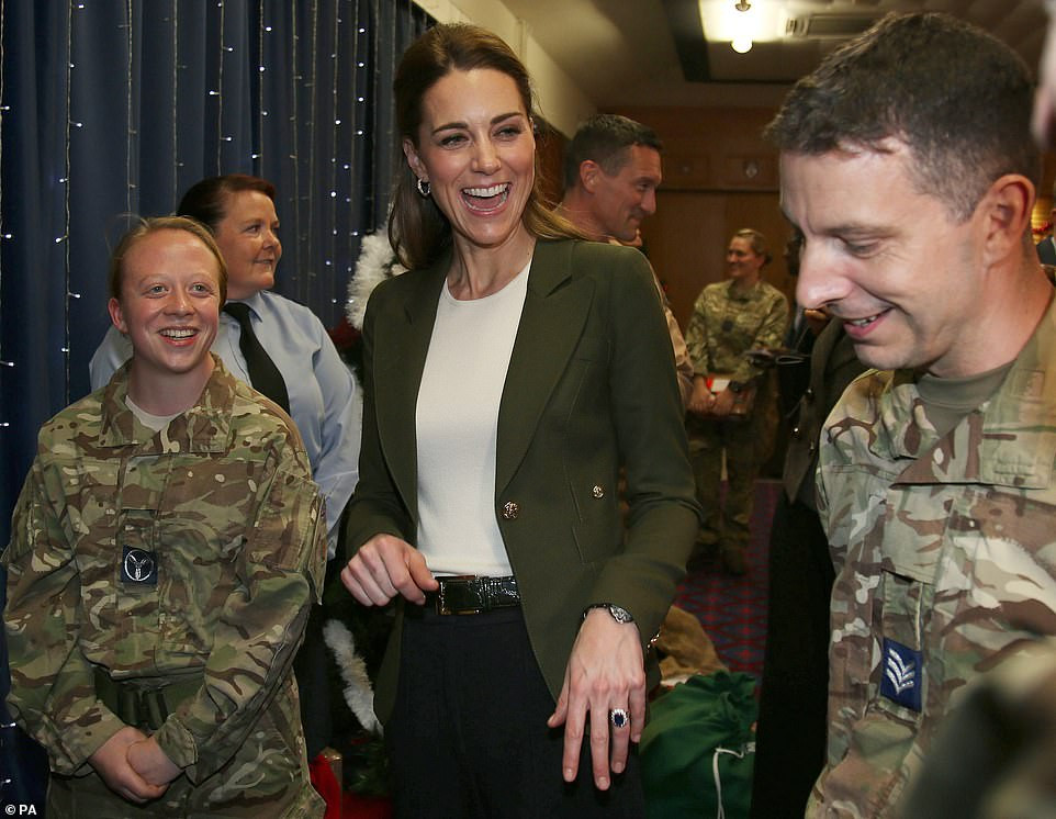 Công nương Kate cười lớn trong chuyến thăm các quân nhân Anh làm nhiệm vụ ở nước ngoài. Vợ chồng Hoàng tử William đã chuyển quà Giáng sinh từ gia đình của các quân nhân này ở Anh tới tay họ.