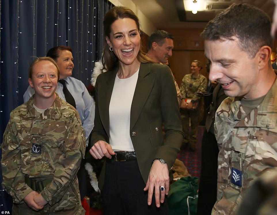 Công nương Kate cười lớn trong chuyến thăm các quân nhân Anh làm nhiệm vụ ở nước ngoài. Vợ chồng Hoàng tử William đã chuyển quà Giáng sinh từ gia đình của các quân nhân này ở Anh tới tay họ.