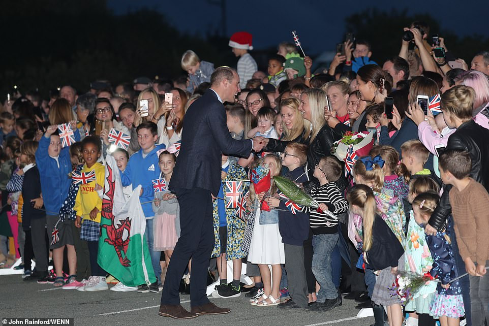 Vợ chồng Hoàng tử William được chào đón nồng nhiệt khi tới thăm căn cứ Akrotiri.