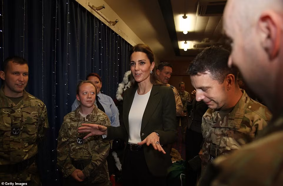 Công nương xứ Cambridge trò chuyện với các quân nhân tại căn cứ Akrotiri trước lễ Giáng sinh.