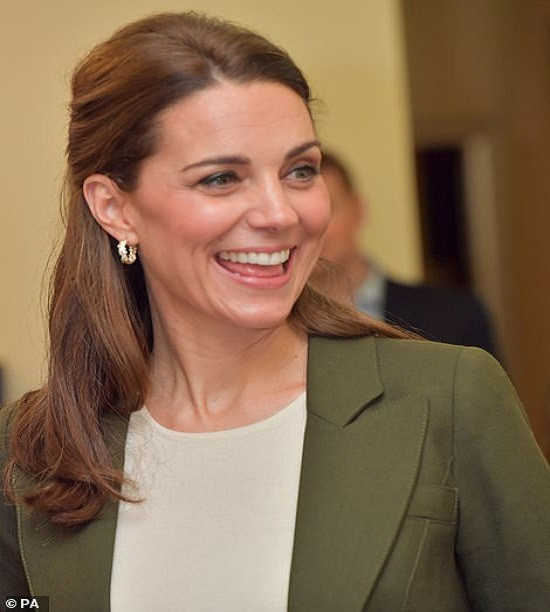 Nữ Công tước xứ Cambridge luôn nở nụ cười rạng rỡ khi gặp gỡ mọi người. Chuyến đi của vợ chồng Công nương Kate diễn ra giữa lúc xuất hiện tin đồn thời gian gần đây rằng Công nương Meghan Markle, vợ của Hoàng tử Harry, mâu thuẫn với chị dâu Kate.