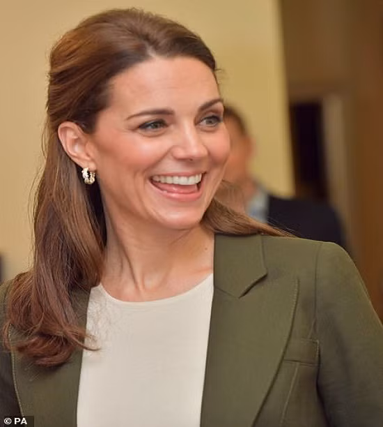 Nữ Công tước xứ Cambridge luôn nở nụ cười rạng rỡ khi gặp gỡ mọi người. Chuyến đi của vợ chồng Công nương Kate diễn ra giữa lúc xuất hiện tin đồn thời gian gần đây rằng Công nương Meghan Markle, vợ của Hoàng tử Harry, mâu thuẫn với chị dâu Kate.