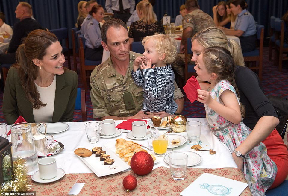 Công nương xứ Cambridge cười tươi khi trò chuyện với một bé trai và bé gái khi tới thăm căn cứ chiều 5/12.