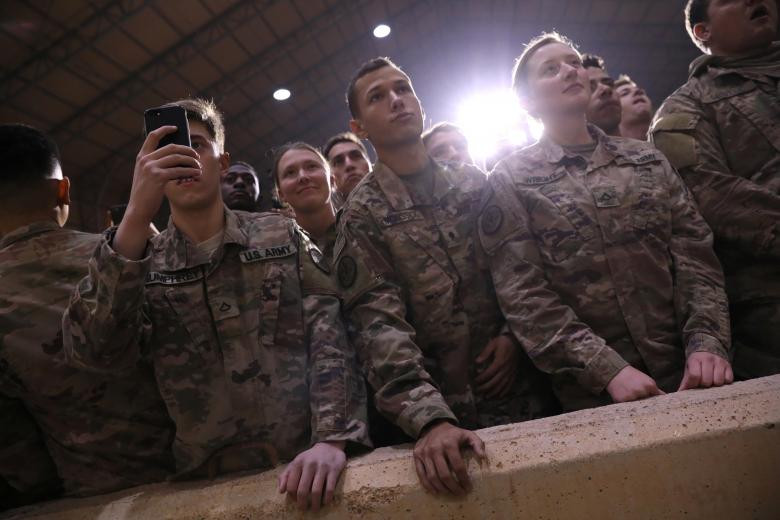 Các binh sĩ Mỹ lắng nghe bài phát biểu của ông chủ Nhà Trắng.