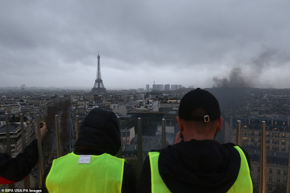 Những người biểu tình trên Đại lộ Champs-Elysees ở trung tâm Paris nhìn về Tháp Eiffel.