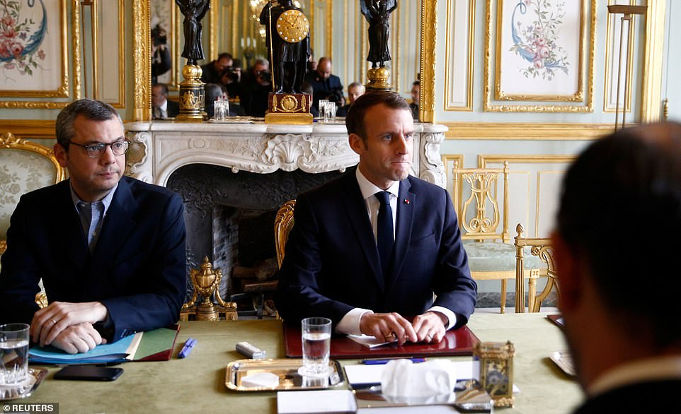 Theo Daily Mail, ngày 2/12, Tổng thống Macron đã họp khẩn cấp với Thủ tướng Edouart Philippe để thảo luận về cách thức tiến hành đối thoại với phong trào “Áo vàng” sau các cuộc biểu tình bạo lực của phong trào này ở thủ đô Paris hôm 1/12. (Nguồn ảnh: Daily Mail)