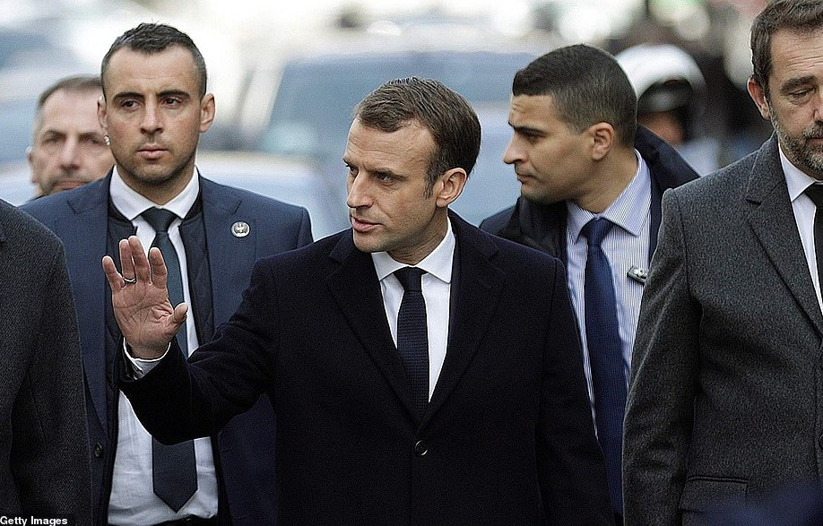 Trước đó, Tổng thống Macron đã đến Khải Hoàn Môn hôm 1/12 sau khi trở về từ Buenos Aires, Argentina, để xem xét những thiệt hại sau cuộc biểu tình dữ dội này.