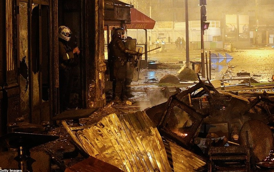 Nhà hàng La Belle Armee bị hư hại nặng trong vụ bạo loạn ở Paris tối 1/12.