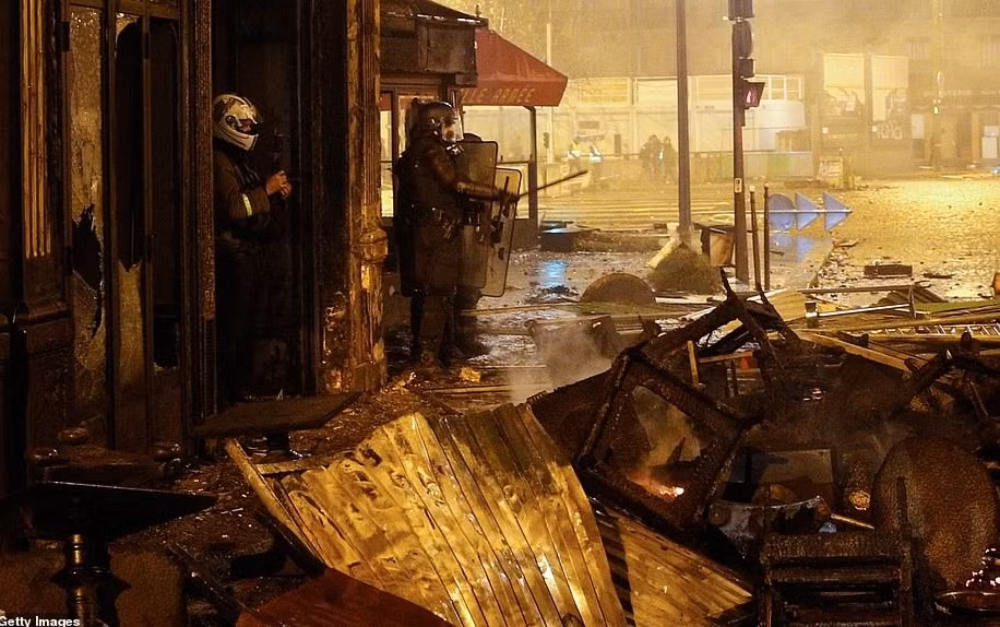 Thu do Paris tan hoang sau bieu tinh, Tong thong Macron hop khan-Hinh-10