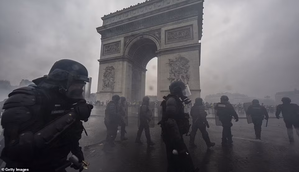 Thu do Paris tan hoang sau bieu tinh, Tong thong Macron hop khan-Hinh-5