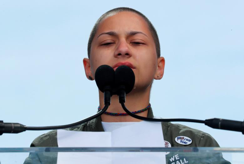 Emma Gonzalez, một sinh viên may mắn sống sót trong vụ xả súng tại trường trung học Marjory Stoneman ở Parkland, bang Florida (Mỹ), bật khóc khi phát biểu trong một cuộc tuần hành kêu gọi kiểm soát súng đạn ngày 24/3/2018.