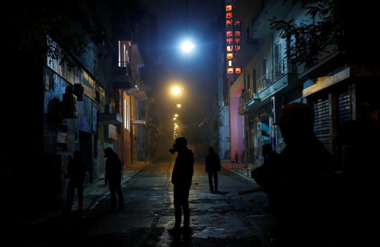 Những người biểu tình đeo mặt nạ phòng độc trong cuộc tuần hành nhân kỷ niệm 10 năm vụ cảnh sát Hy Lạp bắn chết nam sinh 15 tuổi ở Alexandros Grigoropoulos ở thủ đô Athens, ngày 6/12/2018.