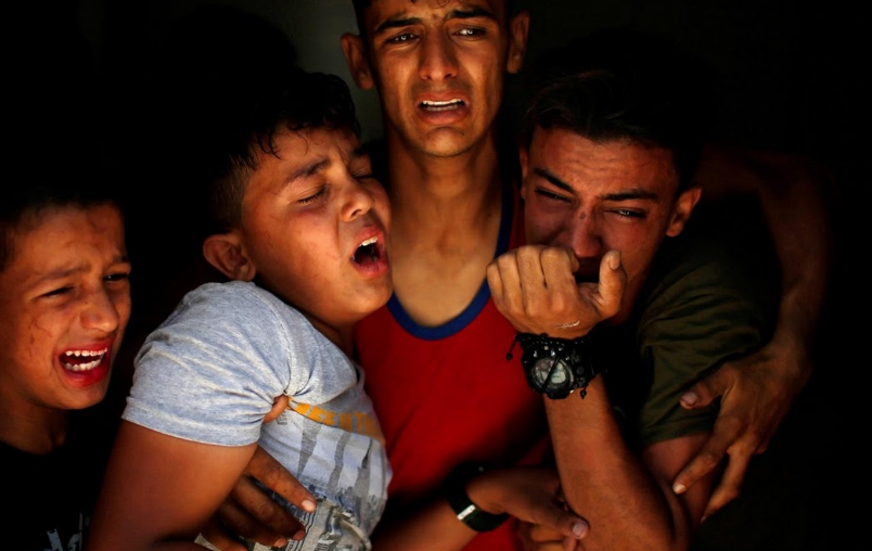 Những thiếu niên này bật khóc tại bệnh viện ở thành phố Gaza sau khi mất người thân.