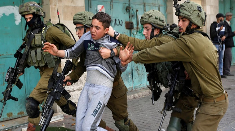 Các binh sĩ Israel bắt giữ một người Palestine trong cuộc đụng độ ở Hebron, Bờ Tây.