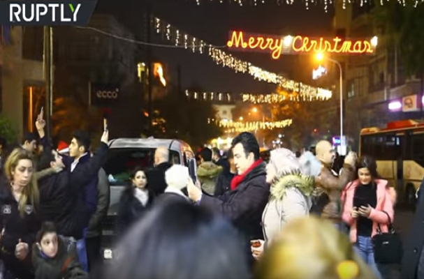 Đây có lẽ là Giáng sinh vui nhất trong suốt nhiều năm qua ở Syria. Ảnh: Twitter.