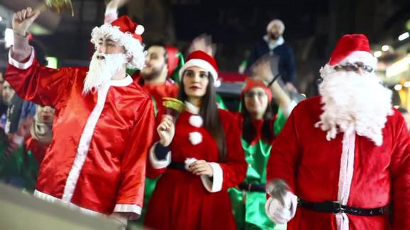 Hình ảnh ông già Noel trên đường phố Syria. Ảnh: AMN.
