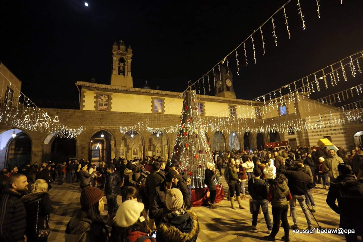 Mới đây, một trong những cây thông cao nhất Syria đã được đặt tại thủ đô Damascus. Ảnh: RT.