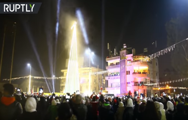 Năm nay, người dân Syria cũng nhận được một “món quà” Giáng sinh đặc biệt khi Tổng thống Mỹ Donald Trump tuyên bố rút toàn bộ binh sĩ nước này khỏi Syria. Ảnh: Ruptly.