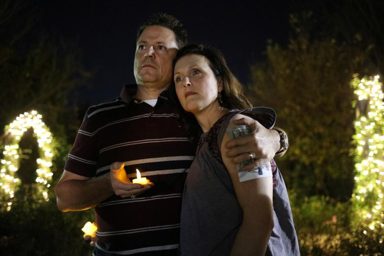 Steve và Anne Christian tưởng nhớ cố Tổng thống Bush bên ngoài Thư viện Tổng thống George H.W. Bush ở thành phố College Station, Texas, ngày 1/12. Ảnh: Reuters.