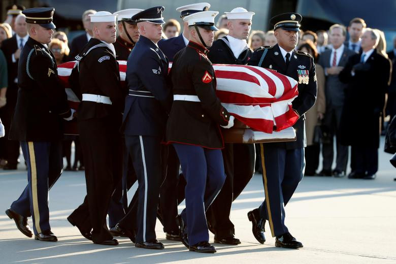 Trước đó, lĩnh cữu của cố Tổng thống Bush "cha" được đưa từ sân bay Ellington Field, thành phố Houston, tới căn cứ không quân Andrews ở bang Maryland. Từ căn cứ Andrews, linh cữu được đưa tới quàn trong Vòm Điện Capitol. Ảnh: Linh cữu ông Bush “cha” tới căn cứ Andrews ngày 3/12. Ảnh: Reuters.