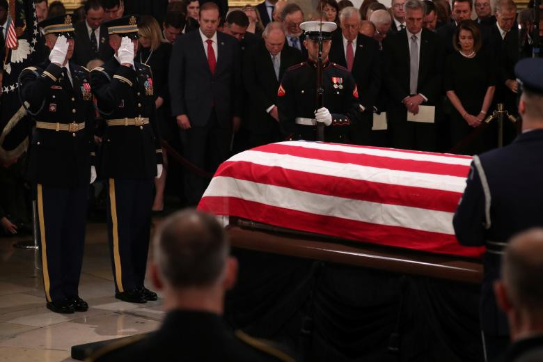 Linh cữu của cựu Tổng thống George H.W. Bush đang được đặt trang nghiêm dưới Mái vòm Rotunda tại Điện Capitol. Ảnh: Reuters.