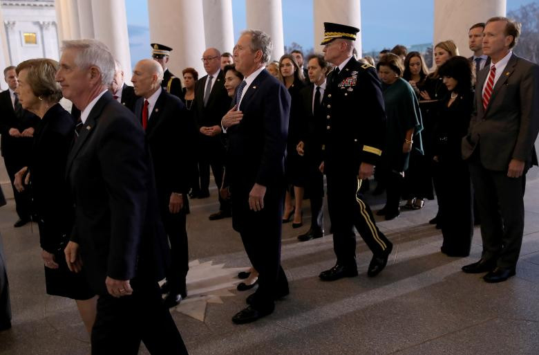 Cựu Tổng thống George W. Bush (Bush con) và các thành viên trong gia đình đi phía sau linh cữu cha ông vào Điện Capitol ngày 3/12. Ảnh: Reuters.