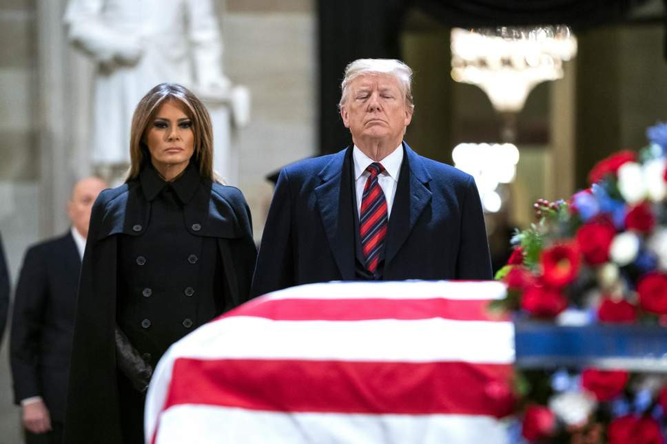 Vài giờ sau khi linh cữu của cựu Tổng thống George H.W Bush được đưa tới Điện Capitol, Tổng thống Mỹ Donald Trump và Đệ nhất phu nhân Melania đã đến tiễn biệt vị Tổng thống thứ 41 của nước Mỹ. Ảnh: Reuters.