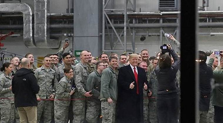 Đây là chuyến thăm lính Mỹ bất ngờ thứ hai của ông chủ Nhà Trắng, sau chuyến thăm bất ngờ đầu tiên kéo dài vài giờ đồng hộ tại căn cứ không quân AI Asad, phía tây thủ đô Baghdad, Iraq. Ảnh: Reuters.
