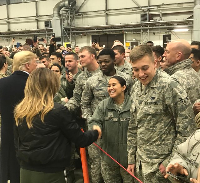 Tổng thống Trump và phu nhân bắt tay các binh sĩ. Ảnh: theconservativetreehouse.com.