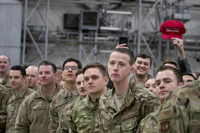 Các binh sĩ Mỹ tại căn cứ Ramstein chào đón Tổng thống Trump và phu nhân. Ảnh: DPA.