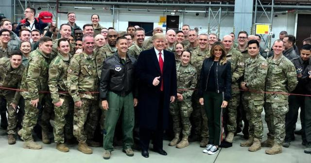 Trước đó, ngày 26/12, Tổng thống Trump đã có chuyến thăm bất ngờ đến Iraq và thăm các binh sĩ Mỹ tại căn cứ không quân Al Asad. Đây là chuyến thăm đầu tiên của ông Trump trên cương vị Tổng thống Mỹ đến một căn cứ của nước này tại Trung Đông. Ảnh chụp vợ chồng ông Trump cùng các binh sĩ tại Đức. Ảnh: theconservativetreehouse.com.