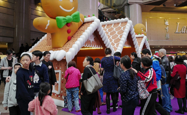 Bên trong một trung tâm mua sắm tại Hong Kong nhộn nhịp dịp lễ Giáng sinh năm 2018. Ảnh: AP.